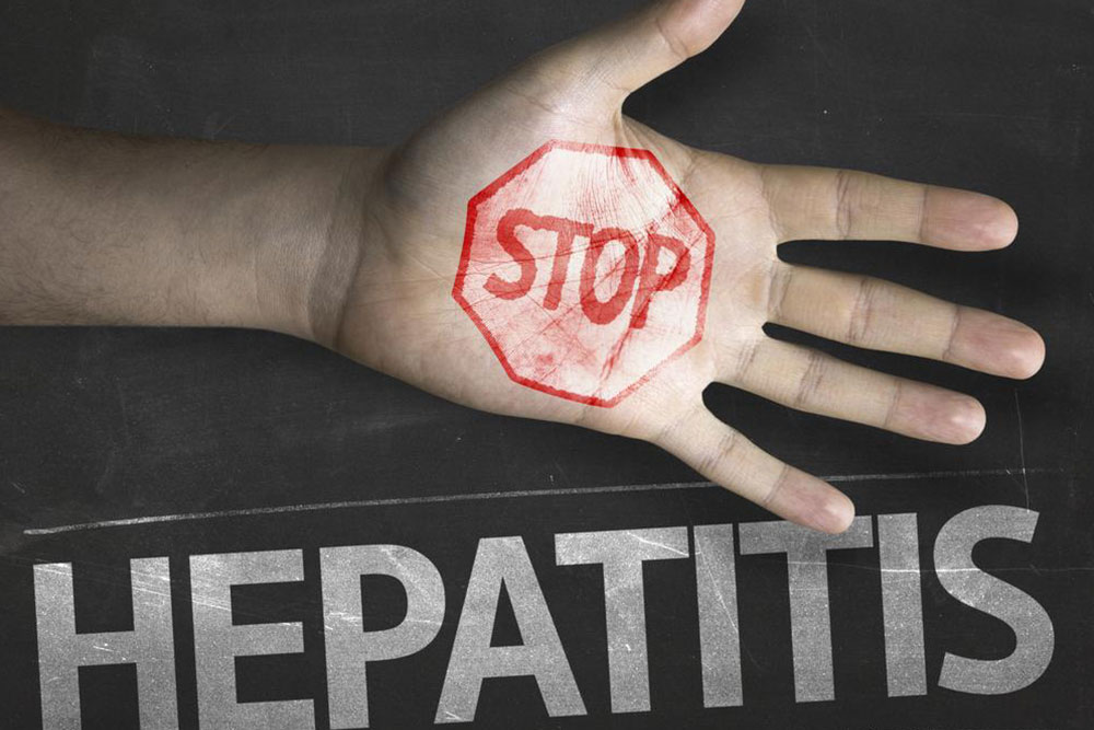 What causes hepatitis and what are its symptoms